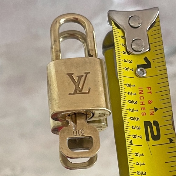 LOUIS VUITTON MEDIUM SIZE LOCK AND KEY - Picture 2 of 2